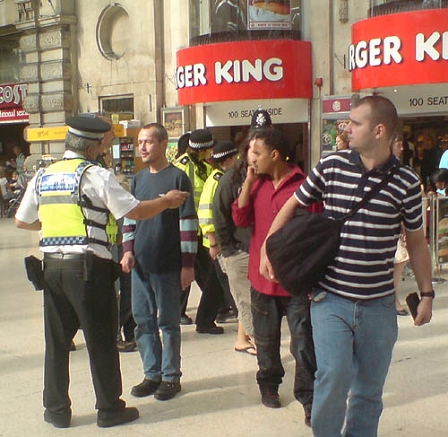 Polizist verhandelt mit Protestierer, Waterloo Station